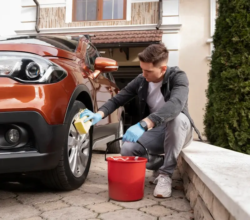 Lavage auto à domicile Châtel-Guyon : professionnel intervenant sur un véhicule